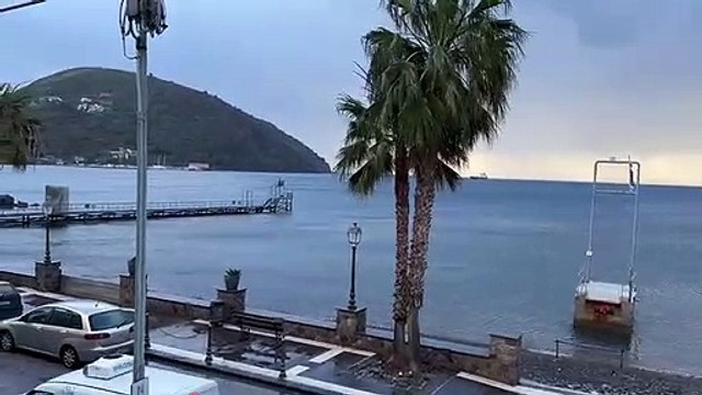 Si alza il vento e le Eolie sono di nuovo irraggiungibili dal mare