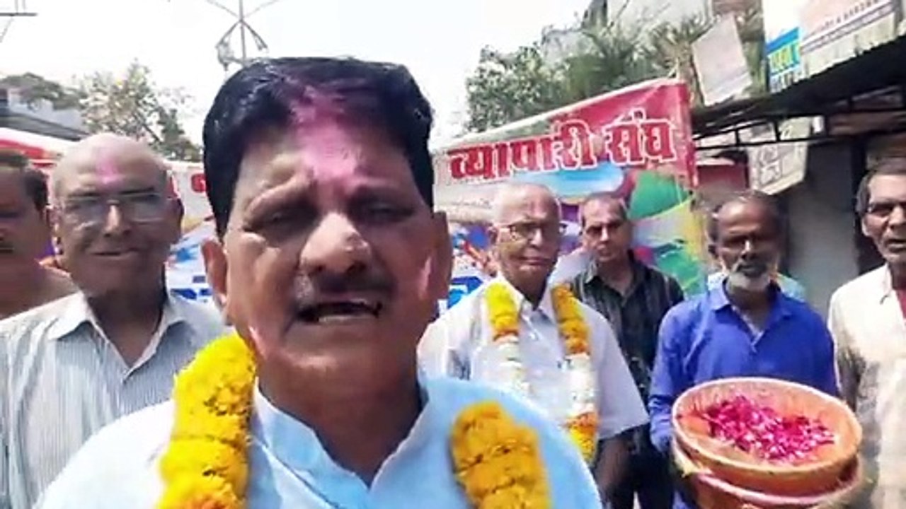 गुलाल उड़ा कर श्रमिकों के साथ मनाई सद्भावना की होली