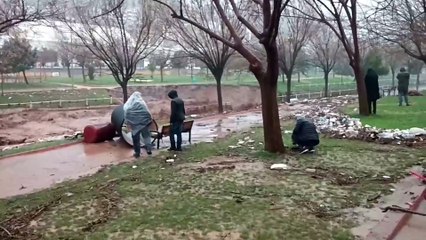 Скачать видео: Şanlıurfa'da dünden bu yana devam eden şiddetli yağış sele neden oldu