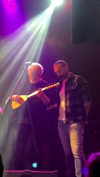 Cahit Berkay'ın dayanışma konserinde çalarken, Barış Atay'ın göğsüne başını koyması duygusal anlar yaşattı