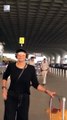 एयरपोर्ट पर कूल लुक में दिखी Mandira Bedi
