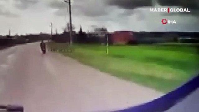 Savrulan motosikletin sürücüsünü ezilmekten otobüs şoförü kurtardı
