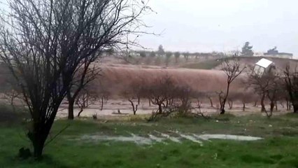 Sel felaketinin boyutu gündüz ortaya çıktı: Tır sulara direnemeyerek yoldan aşağı devrildi