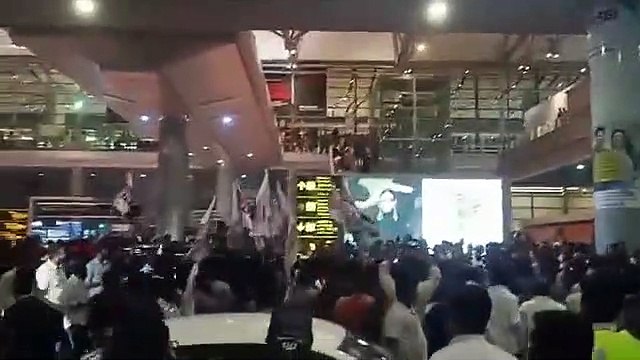 RRR team welcome at Situation At Rajiv Gandhi Airport At Midnight 3:00 AM Grand Welcome Loyal Fans After Attending #Oscars #GlobalStarNTR #ManOfMassesNTR