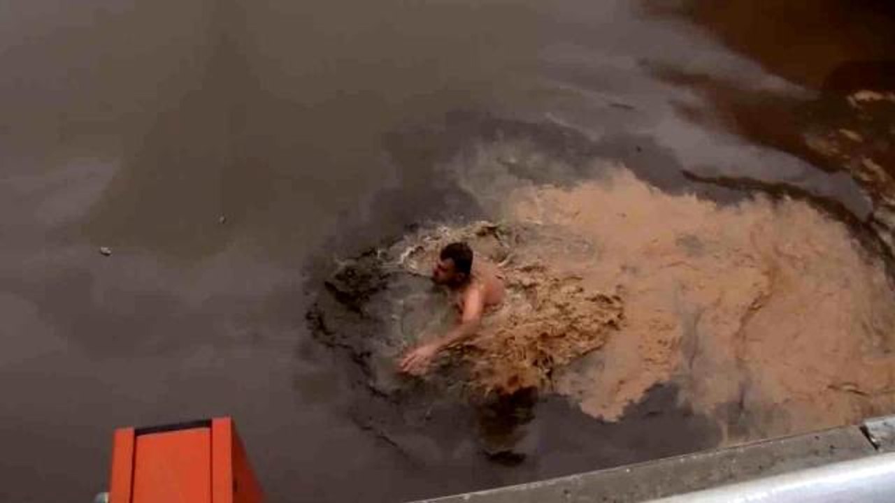 Sel sularından inanılmaz kurtuluş... Alt geçitte mahsur kalan şahıs kendi imkanlarıyla sudan böyle kurtuldu