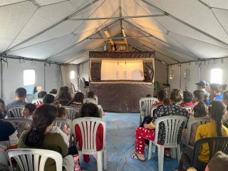 Çadır kentin çocukları Karagöz ve Hacivat'la eğlendi