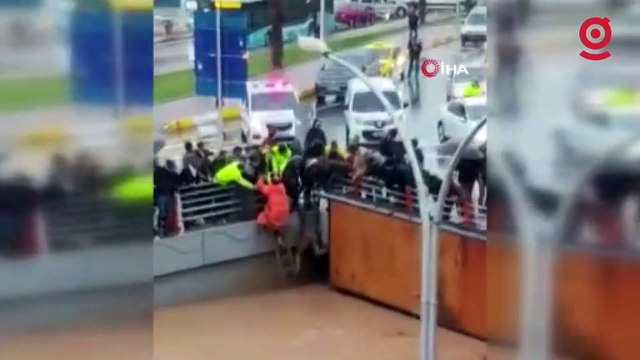 Selde alt geçitte mahsur kalanlar sudan böyle çıktı