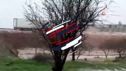 Şanlıurfa'da selde sürüklenen tır dereye böyle düştü