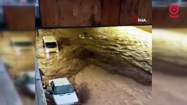 Şanlıurfa'yı sel vurdu, mahsur kalan sürücü aracın üzerine çıkarak kurtarılmayı bekledi