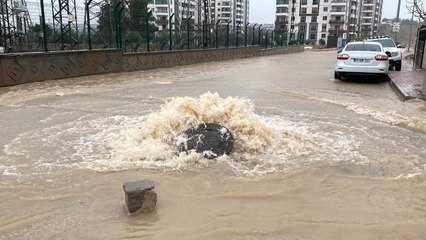 Download Video: Adıyaman'da sel suları cadde ve sokakları göle çevirdi