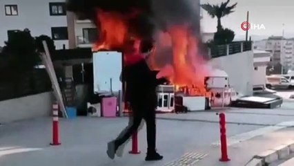 İşten Çıkartılan Apartman Görevlisi Lüks Sitenin Önünde Eşyalarını Yaktı!