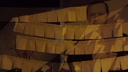 Mersin'de AKP’den 50 kişi çamaşır ipine dilekçe asarak istifa etti   