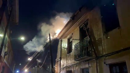 Arde una casa en la Ronda Interior (3)-Bomberos de León