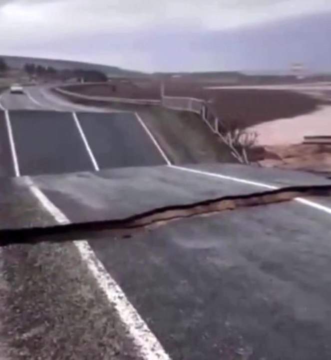 Sel suları Hilvan Bozova yolunu böyle yuttu