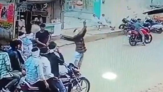 दतिया: युवक ने दिनदहाड़े लहराया कट्टा,सोशल मीडिया पर वीडियो हुआ वायरल