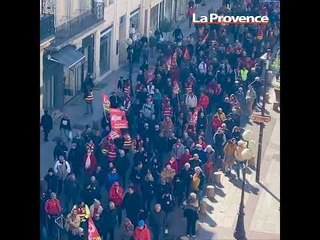 Avignon : le cortège s'élance en direction du Palais des Papes