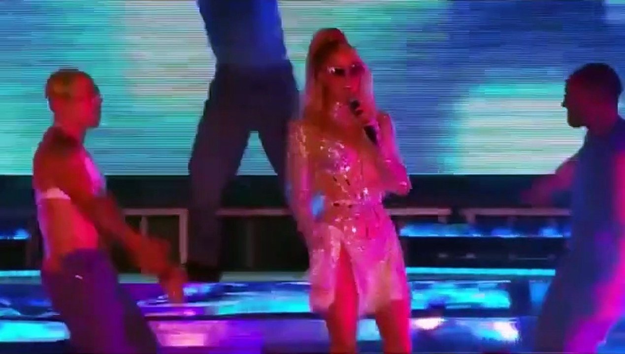 Paris Hilton chante  "Stars Are Blind" en live à la Pride de Los Angeles 2022