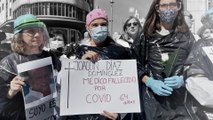 Bolsas de basura y velas, el emotivo homenaje de los médicos durante su huelga contra Ayuso en recuerdo a las víctimas del Covid