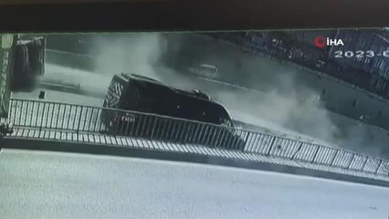 Çekmeköy'de çöp kamyonu devrildi, şoför araçta sıkıştı: O anlar kamerada