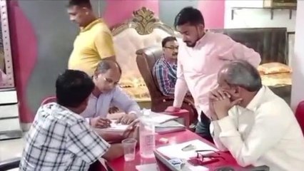 मऊ: एचआईवी व जीएसटी की टीम ने फर्नीचर के बड़े शोरूम पर की छापेमारी, मचा हड़कंप