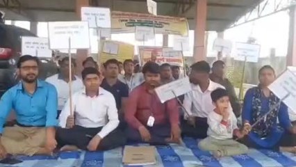 अररिया: संविदा कर्मियों ने अपनी पांच सूत्रीय मांग को लेकर दूसरे दिन भी जारी रखा हड़ताल