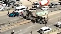 Çekmeköy'de bariyerlere çarpan çöp kamyonu devrildi: 2 yaralı