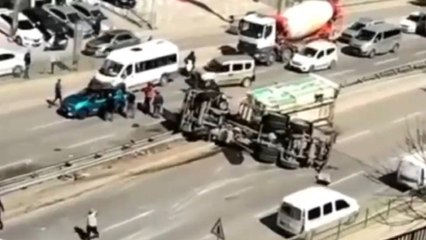 Çekmeköy'de bariyerlere çarpan çöp kamyonu devrildi: 2 yaralı
