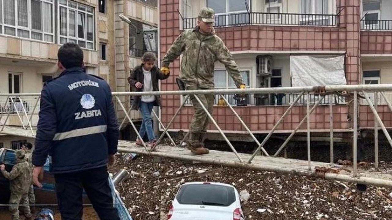 Şanlıurfa'da sel felaketi... Mahsur kalanlar seyyar köprü ve botlarla tahliye edildi