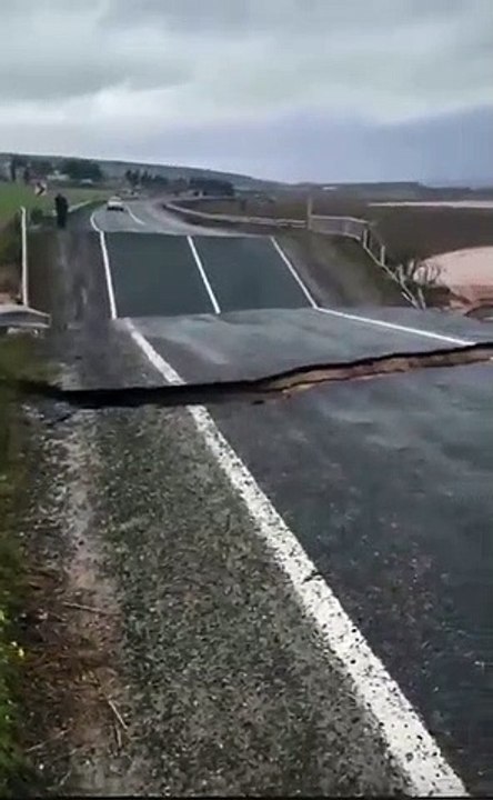 Bozova- Hilvan yolu çöktü