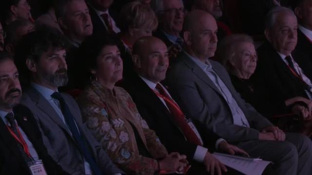 İkinci Yüzyılın İktisat Kongresi, İzmir'de Başladı… Gençlik Forumu'nda Sanatçı Karsu Depremden Etkilenen Yurttaşlar İçin Sahneye Çıktı