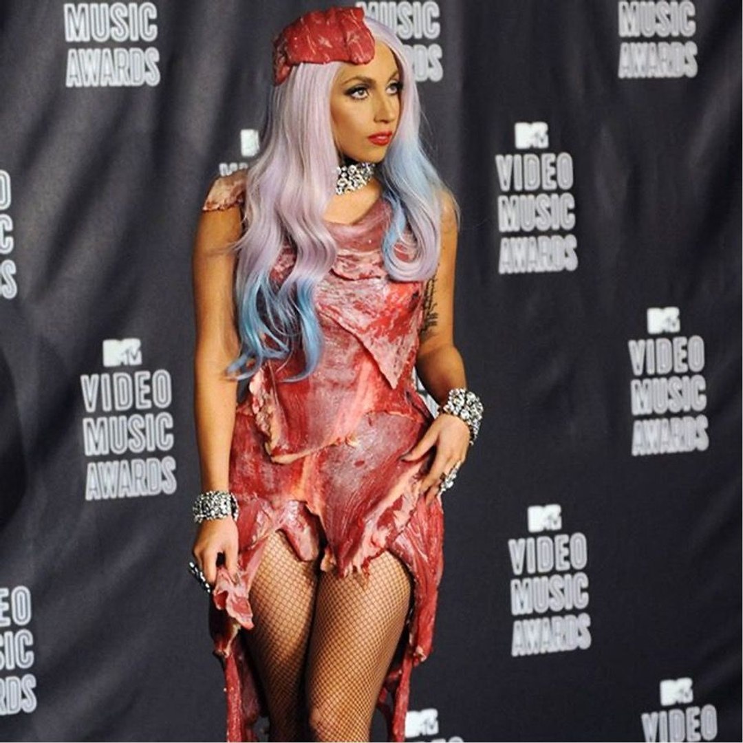 Lady Gaga : sa robe en viande exposée au musée - Vidéo Dailymotion