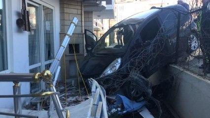 Yoldan uçup, dairenin balkonuna girdi