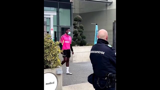 Paul Pogba refuse de signer des autographes en sortant du centre médical de la Juventus