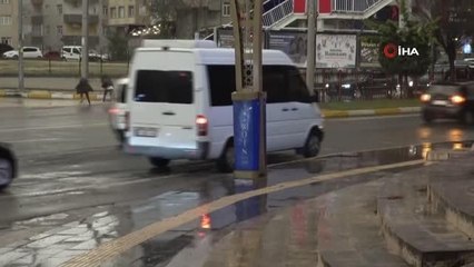 Mardin'de sağanak yağış gündüzü geceye çevirdi