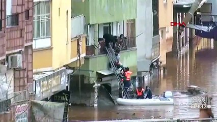Şanlıurfa'da mahsur kalanlar botlarla kurtarıldı