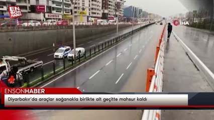 Diyarbakır’da araçlar sağanakla birlikte alt geçitte mahsur kaldı