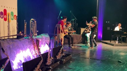 Émile Bilodeau performe avec les élèves de la Magdeleine. (Le Reflet - Guillaume Gervais)