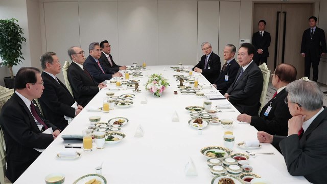 尹, 방일 앞두고 원로들과 오찬...한일 관계 의견 청취 / YTN