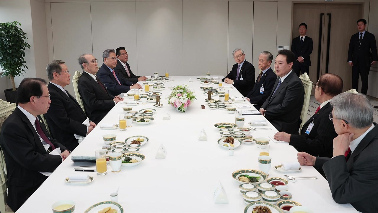 尹, 방일 앞두고 원로들과 오찬...한일 관계 의견 청취 / YTN