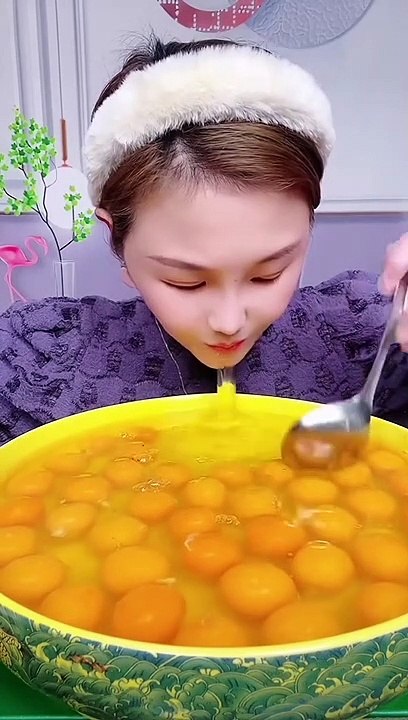 Elle avale 54 oeufs crus