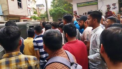 कार में बिठाया तो युवती चिल्लाई, लोगों ने चालक को पीटा