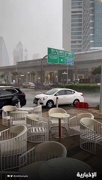 هطول أمطار غزيرة مصحوبة بزخات برد بحي «العليا» وسط الرياض