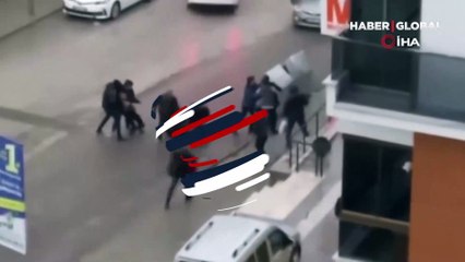 Télécharger la video: Elazığ'da komşular, sağanak yağışa aldırış etmeden kavgaya tutuştu! 2 kişi hastaneye kaldırıldı