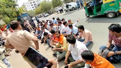 परिषद कार्यकर्ताओं की गिरफ्तारी और लाठीचार्ज का विरोध, किया सांके​तिक प्रदर्शन