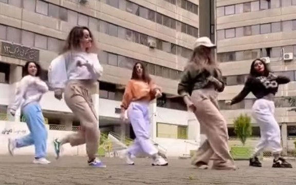 Cinq jeunes iraniennes dansant sur « Calm Down » auraient été arrêtées