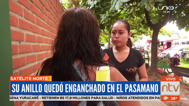 Una mujer de 32 años perdió la mitad de su dedo anular después de que se quedara enganchado en el pasamanos de un micro