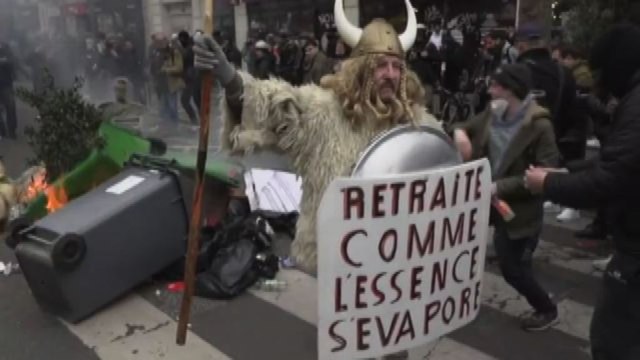 Corteo Pensioni, a Parigi gas lacrimogeni e cassonetti incendiati