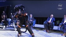 La NASA presenta los nuevos trajes de sus astronautas