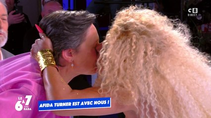 Le baiser entre Afida Turner et Danielle Moreau !