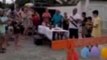 Moradores fazem festa de aniversário para buraco em rua de Camboriú